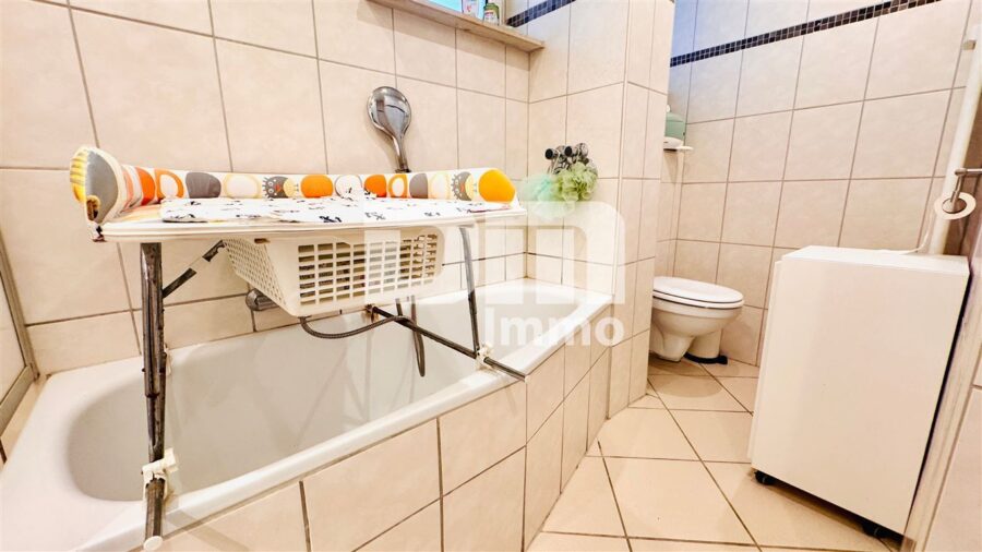 Umfangreich sanierte 4-Zimmerwohnung im EG mit Balkon in hervorragender Wohnlage - Badezimmer mit Wanne / Dusche / Waschmaschine